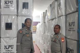 Patroli di Gudang Logistik, Personel OMB Polres Kaur Cek Surat Suara dan Peralatan Lainnya