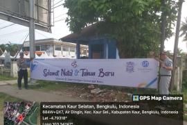 Satgas Kamseltibcar Lantas Polres Kaur dan Dinas Jasa Raharja Pasang Spanduk Ucapan Selamat Natal dan Tahun Baru 