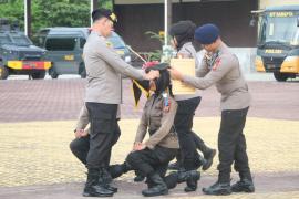 Kapolda Bengkulu Pimpin Upacara Penutupan Tradisi Pembaretan Bintara Remaja