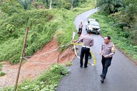 Pastikan Pengguna Jalan Lintas Kaur Aman, Polisi Pasang Police Line pada Jalan Abrasi