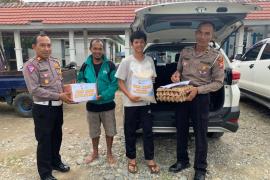 Kasat Lantas Polres Kaur Salurkan Program Tali Asih Kapolres Kaur kepada Anak Difabel 