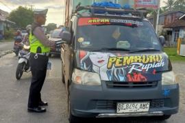 Patroli, Satlantas Polres Kaur Samapaikan dan Bagikan Stiker Imbauan