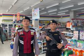 Anggota Sat Samapta Polres Kaur Patroli Presisi Sambangi Supermarket