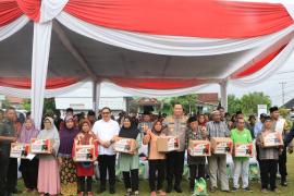 Kapolda Bengkulu Serahkan Bantuan Sosial Kepada Warga Kurang Mampu di Wilayah Hukum Polresta Bengkulu