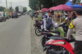 Personel Polsek Kaur Selatan Lakukan Pengamanan dan Atur Lalin di Pasar Kaget 