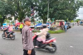 Piket Yanmas Polres Kaur Laksankan Pengamanan dan Turlalin di Pasar Kaget 