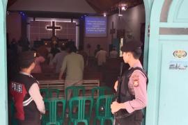 Personel Polres Kaur Laksankan Pengamanan Ibadah Umat Kristiani di Gereja 