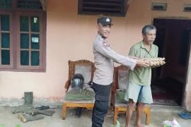 Petani Asal Desa Padang Petron Terima Bantuan Semabako Dari Polsek Kaur Selatan 