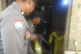 Lansia 79 Tahun Desa Padang Petron, Terima Bantuan Sembako dari Polsek Kaur Tengah 