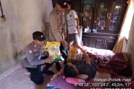 Personel Polsek Maje Salurkan Bantuan Kepada Warga Desa Bakal Makmur yang Mengalami Sakit Menahun 
