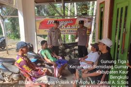 Bhabinkamtibmas Polsek Kaur Tengah Minggu Kasih Bersama Warga Desa Guning Tiga I 