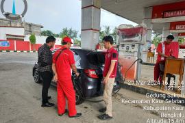 Cegah Kecurangan, Personel Sat Reskrim Polres Kaur Cek SPBU 