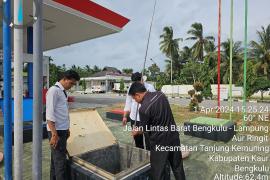 Jelang Idulfitri, Personel Polres Kaur Cek SPBU Untuk Cegah Kecurangan
