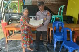 Personel Polsek Padang Guci Hulu Bagikan Sembako Kepada Warga Kurang Mampu