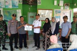 Hadiri Penyaluran BLT DD Tahap 1 Tahun 2024 Desa Tanjung Barum, Bhabinkamtibmas Polsek Maje Sampaikan Imbauan 