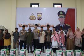 Kapolda Bengkulu Bagikan 100 Paket Sembako kepada Masyarakat Mukomuko 