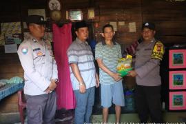Selasa Berbagi, Polsek Kaur Tengah Salurkan Bantuan Sembako Kepada Warga Sakit