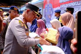 Kapolda Bengkulu Turun Langsung Salurkan Bantuan Pada Warga Terdampak Banjir di Lebong