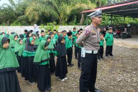 Tanamkan Sikap Disiplin Sejak Usia Dini, Satlantas Polres Mukomuko Berikan Pelatihan dan Pembinaan Pelajar SD IT AL Hafidz