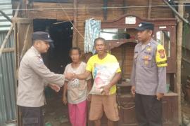 Ringankan Beban Warga Kurang Mampu, Polsek Kaur Tengah Bagikan Bantuan Sembako Beras 