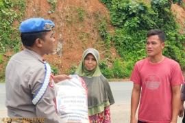 Warga Desa Tanjung Aur Terima Bnatuan Sembako Dari Polsek Tanjung Kemuning 