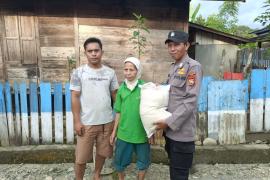 Berbagai kepada Warga Kurang Mampu, Polres Kaur dan Polsek Jajaran Bagikan Sembako 