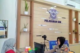 Personel Satlantas Berikan Pelayanan Penerbitan SIM kepada Pemohon SIM di SATPAS Polres Kaur