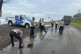 Pantai Abrasi, Sat Lantas Polres Mukomuko Gelar Aksi Bersih-Bersih Jalan Lintas Bengkulu-Padang 