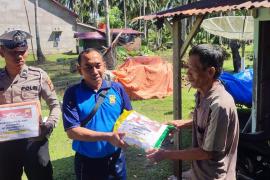Dalam Rangka HUT Bhayangkara Ke - 78 Tahun 2024, Sat Lantas Polres Kaur Bagikan Sembako kepada Warga Kurang Mampu