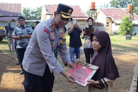 Bakti Sosial, Polres Mukomuko Serahkan Bantuan  Beasiswa Kepada Pelajar yang Berprestasi