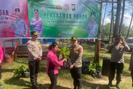 HUT Bhayangkara Ke-78, Polres Kaur Gelar Bakti Sosial  Tanam 1000 Pohon dan Bagikan Beasiswa