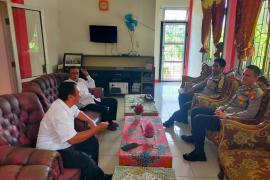 Jaga Silaturahmi dan Kemitraan, Kapolsek dan Bhabinkamtibmas Sambangi Kantor Camat