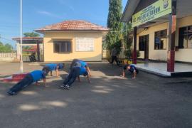 Tumbuhkan Raga Sehat dan Kuat, Waka Polsek Ketahun Pimpin Olahraga Pagi