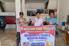 Bhabinkamtibmas Polsek Ketahun Sosialisasi Saber Pungli Ke Masyarakat