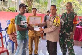 Bhabinkamtibmas Monitoring Langsung Penyaluran BLT DD Desa Pasar Ketahun