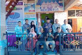 Monitoring Penyaluran BLT DD Tahap III di Desa Sumber Makmur, Bhabinkamtibmas Polsek Padang Guci Hulu IngaMonitoring Penyaluran BLT DD Tahap III di Desa Sumber Makmur, Bhabinkamtibmas Polsek Padang Guci Hulu Ingatkan Penerima BLT Bijak Menggunakan Bantuan