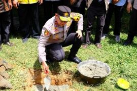 Program Bedah Rumah Ke 47 dan 48, Kapolda Bengkulu Pimpin Peletakan Batu Pertama