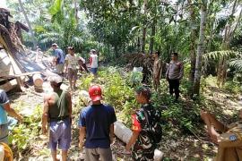 Polsek Ketahun Bersama Warga Gotong royong Bersihkan Puing Pasca Angin Puting Beliung