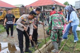 Meriahkan HUT TNI KE-78 Polres Mukomuko Ikut Serta dalam Giat Karya Bakti Kodim 0428/MM