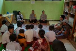Bhabinkamtibmas Polsek Lebong Tengah Berikan Pembinaan Kepada Pelajar SD