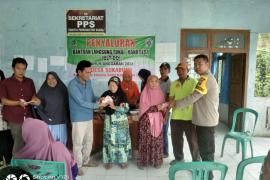 Bhabinkamtibmas Polsek Lebong Tengah Hadiri Pembagian BLT DD di Desa Suka Bumi