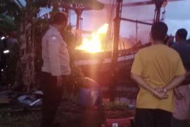 Polsek Kampung Melayu Pantau dan Padamkan Kebakaran Kapal KM. AZAHRA