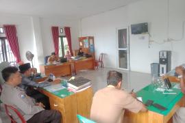 Bhabinkamtibmas Polsek Kota Manna Hadiri Musyawarah Penetapan Calon Penerima BLT Desa Padang Niur