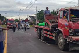Bhabinkamtibmas Kelurahan Muara Dua Evakuasi Truk Tronton yang Terlibat Laka Lantas