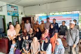 Bhabinkamtibmas Polsek Pino Raya Hadiri Musyawarah Penetapan Penerima BLT di Desa Telaga Dalam