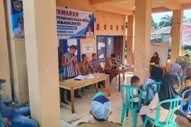 Kanit Binmas Polsek Kedurang Ilir Hadiri MusrenbangDes Desa Karang Caya untuk Rencana Kerja 2026