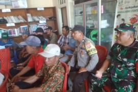 Kapolsek dan Bhabinkamtibmas Polsek Manna Hadiri Musyawarah Penetapan Calon Penerima BLT Desa Melao