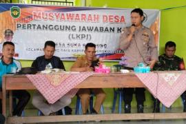 Bhabinkamtibmas Polsek Pino Raya Hadiri Musyawarah Pertanggungjawaban Penggunaan APBDes Desa Suka Bandung