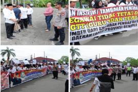 Ratusan Tenaga Honorer Bengkulu Gelar Aksi, Tuntut Kejelasan Status PPPK, Personel Keamanan dari Polresta Bengkulu, TNI, dan Satpol PP Dikerahkan