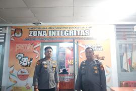 Polres Bengkulu Selatan Siagakan Personil PAM, Perketat Pengamanan Kantor KPU BS Pasca Pilkada 2024